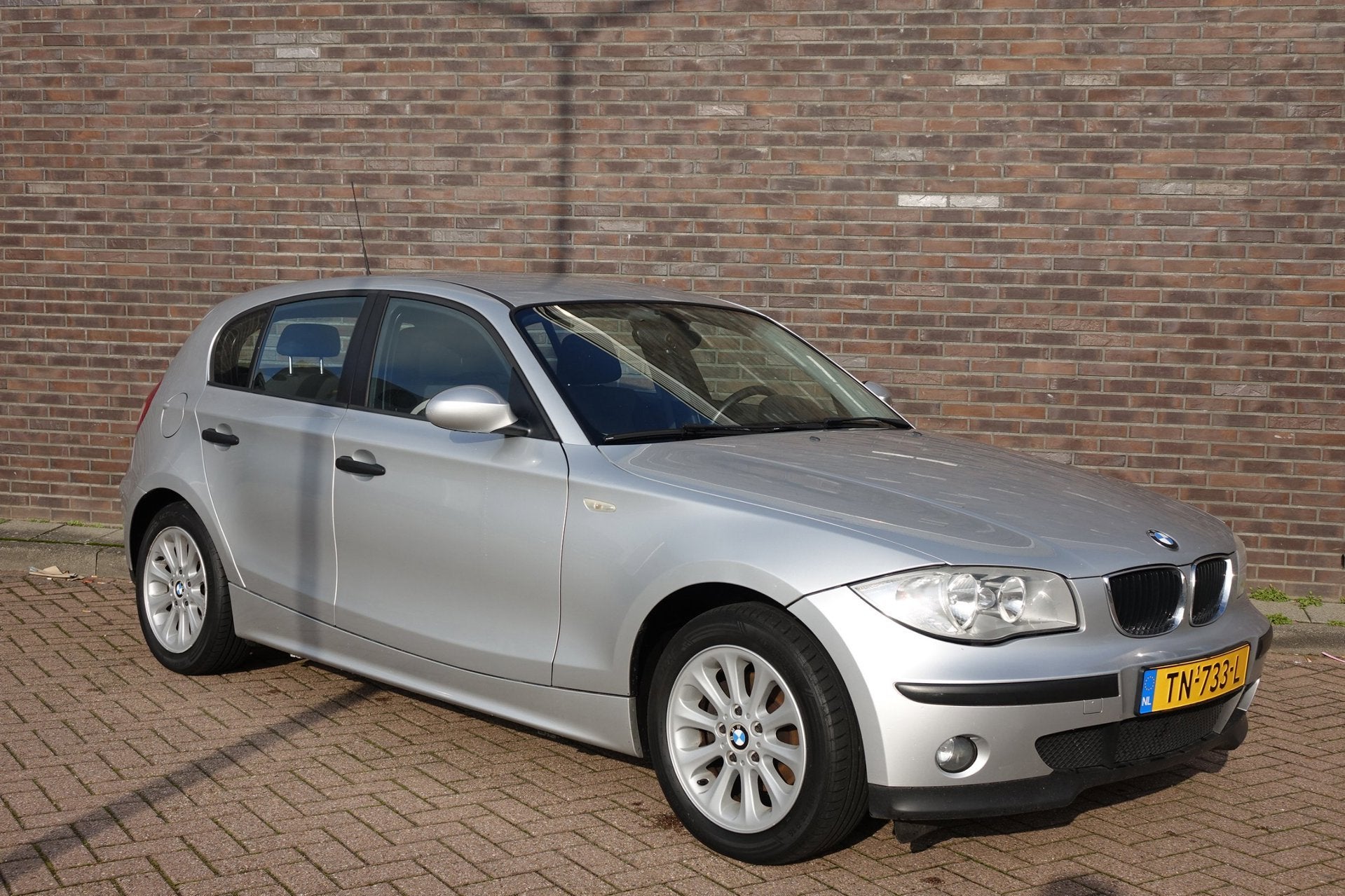 BMW 1-serie 116i High Executive, keurige auto Airco en nieuw, Auto's, Achterwielaandrijving, Gebruikt, 4 cilinders, 635 kg