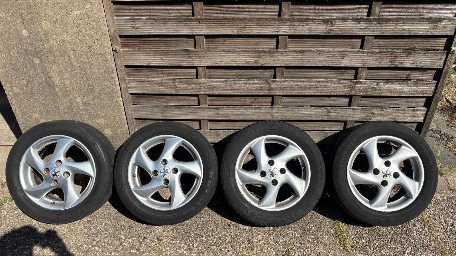 Peugeot 206 15 inch velgen met zomerbanden - 195/55 R15, Auto-onderdelen, Banden en Velgen, Ophalen, Gebruikt, 15 inch, Banden en Velgen
