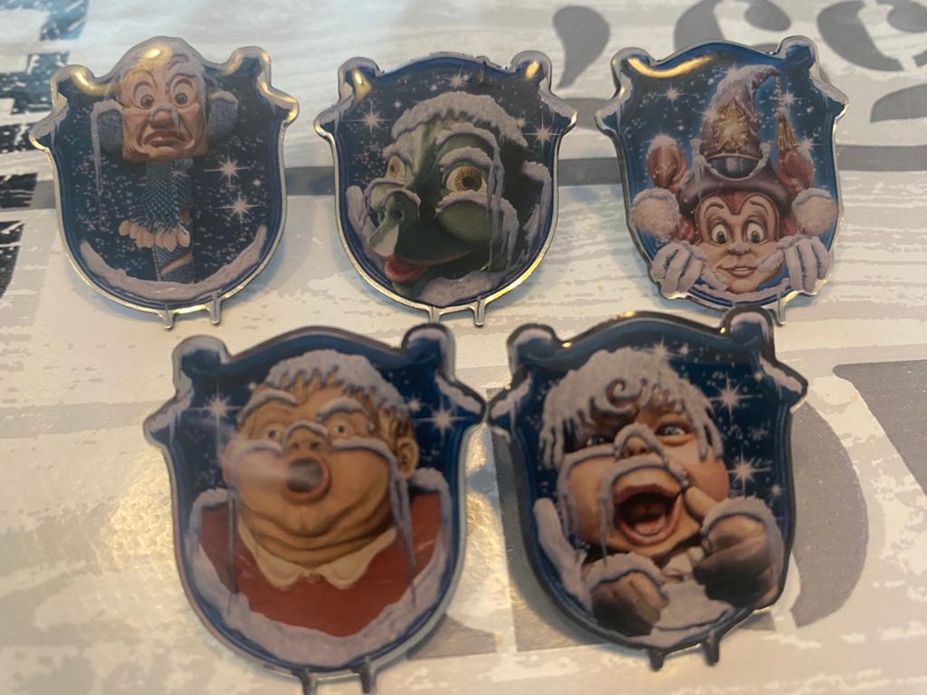 Efteling Winter pins Sneeuwschild serie 2004, Verzamelen, Efteling, Ophalen of Verzenden, Zo goed als nieuw, Button of Speldje