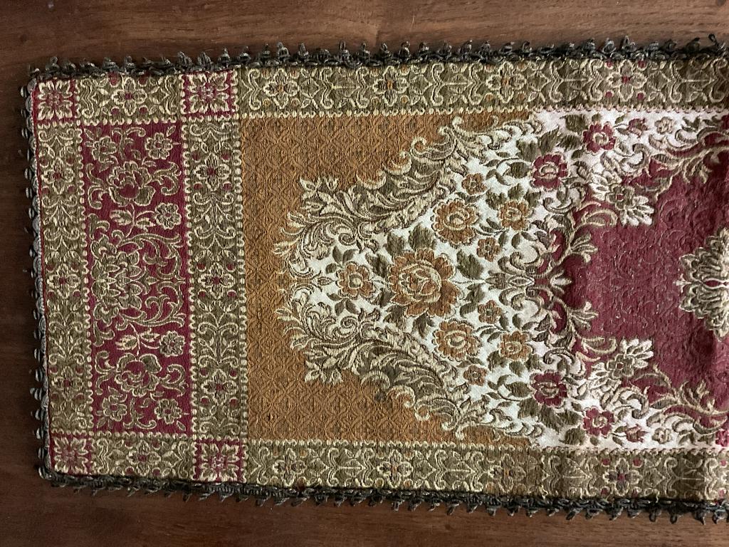 Oud Tafelkleed/Loper, decoratieve brokaat rand., Gebruikt, Meerkleurig, Ophalen of Verzenden, Klassiek
