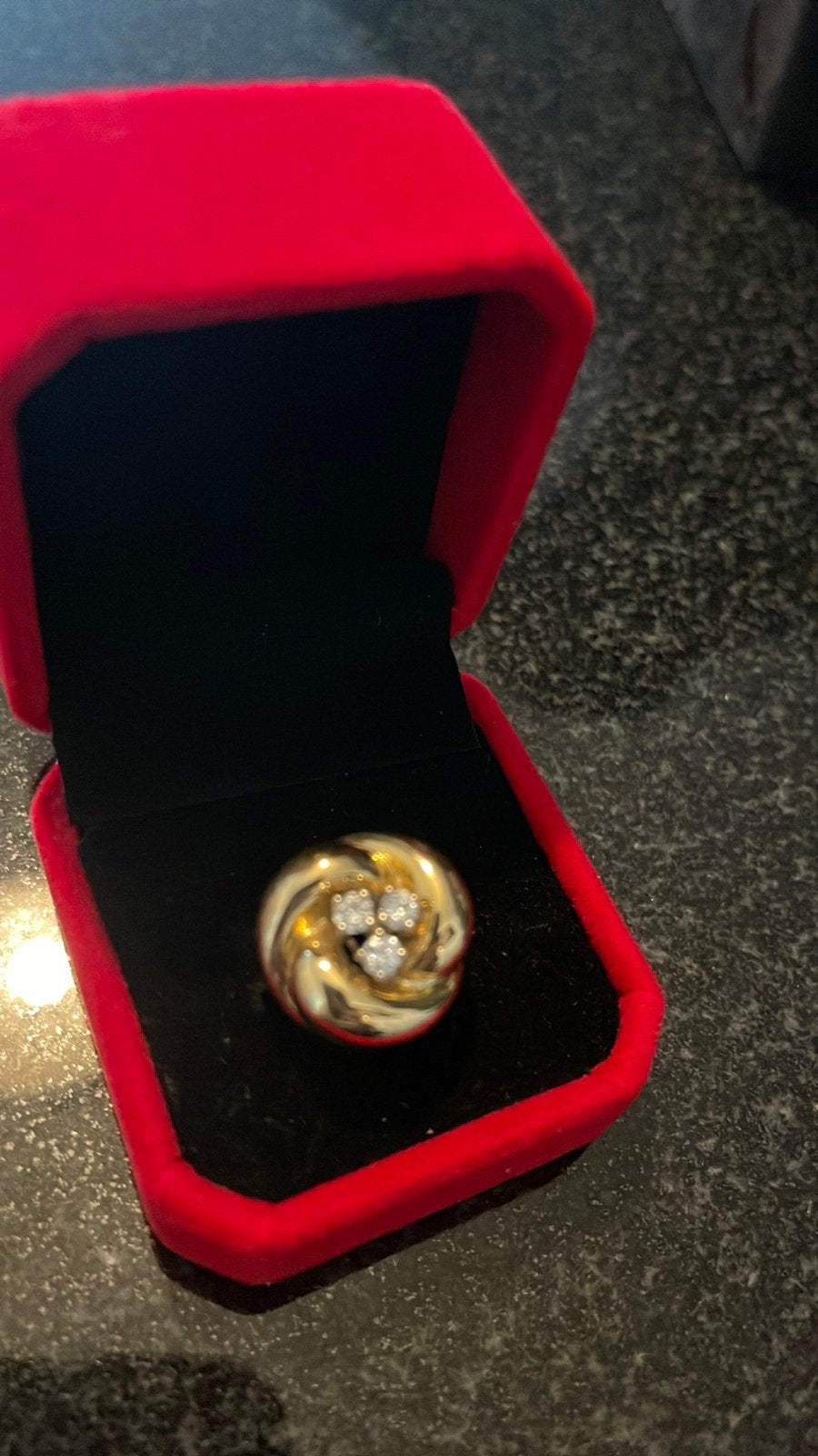 18k goud ring met 3 diamanten, Ophalen, Zo goed als nieuw, 17 tot 18, Dame