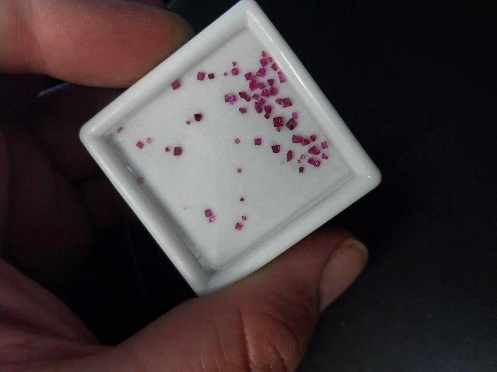 Lot met kleine stukjes robijn deels aangeslepen, Ophalen of Verzenden, Zo goed als nieuw