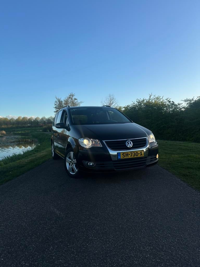 Volkswagen Touran 1.9 TDI 77KW 7P 2010 Zwart, Auto's, Voorwielaandrijving, Stof, 7 stoelen, Zwart