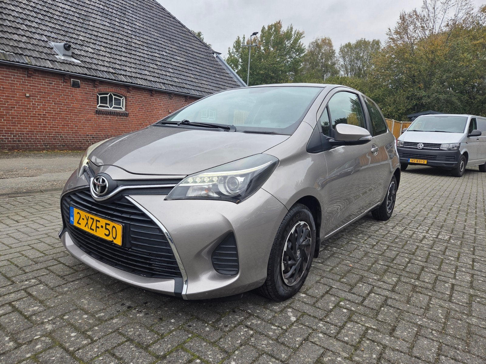 Toyota Yaris 1.0 16V Vvti 3DR 2014 Airco! Camera! Nw Apk!, Auto's, Voorwielaandrijving, 40 €/maand, Euro 6, Bruin