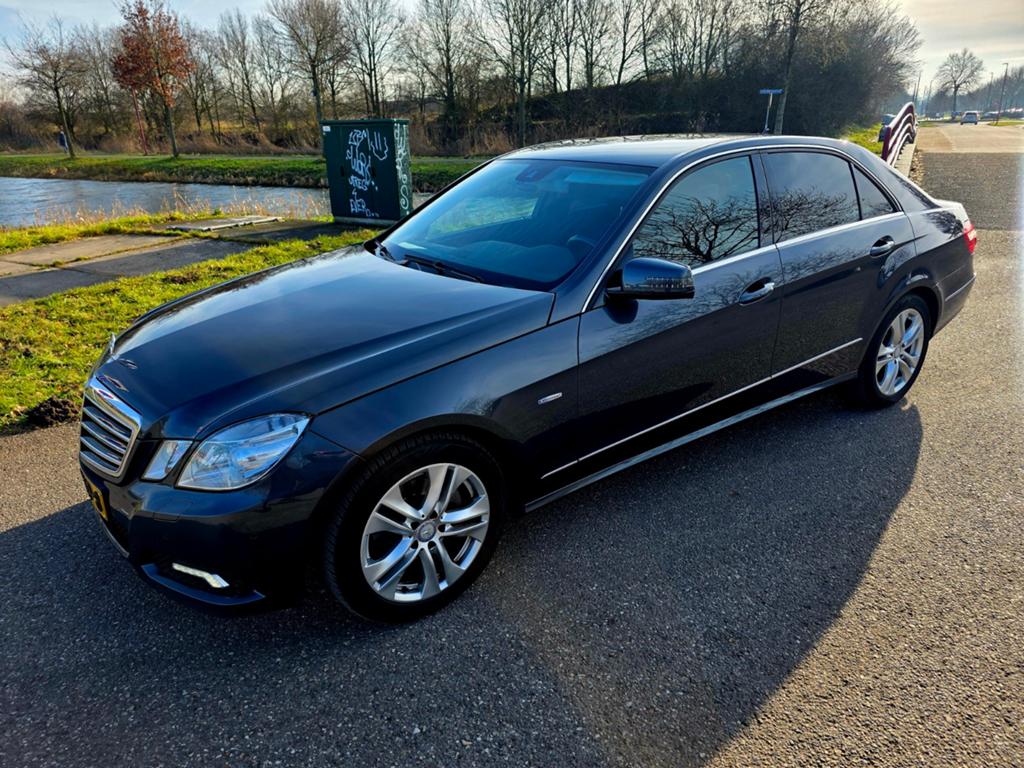 Mercedes-Benz E-Klasse 1.8 E200 CGI Sedan AUT 2010 Grijs, Auto's, Mercedes-Benz, Achterwielaandrijving, 4 cilinders, 1796 cc, Particulier