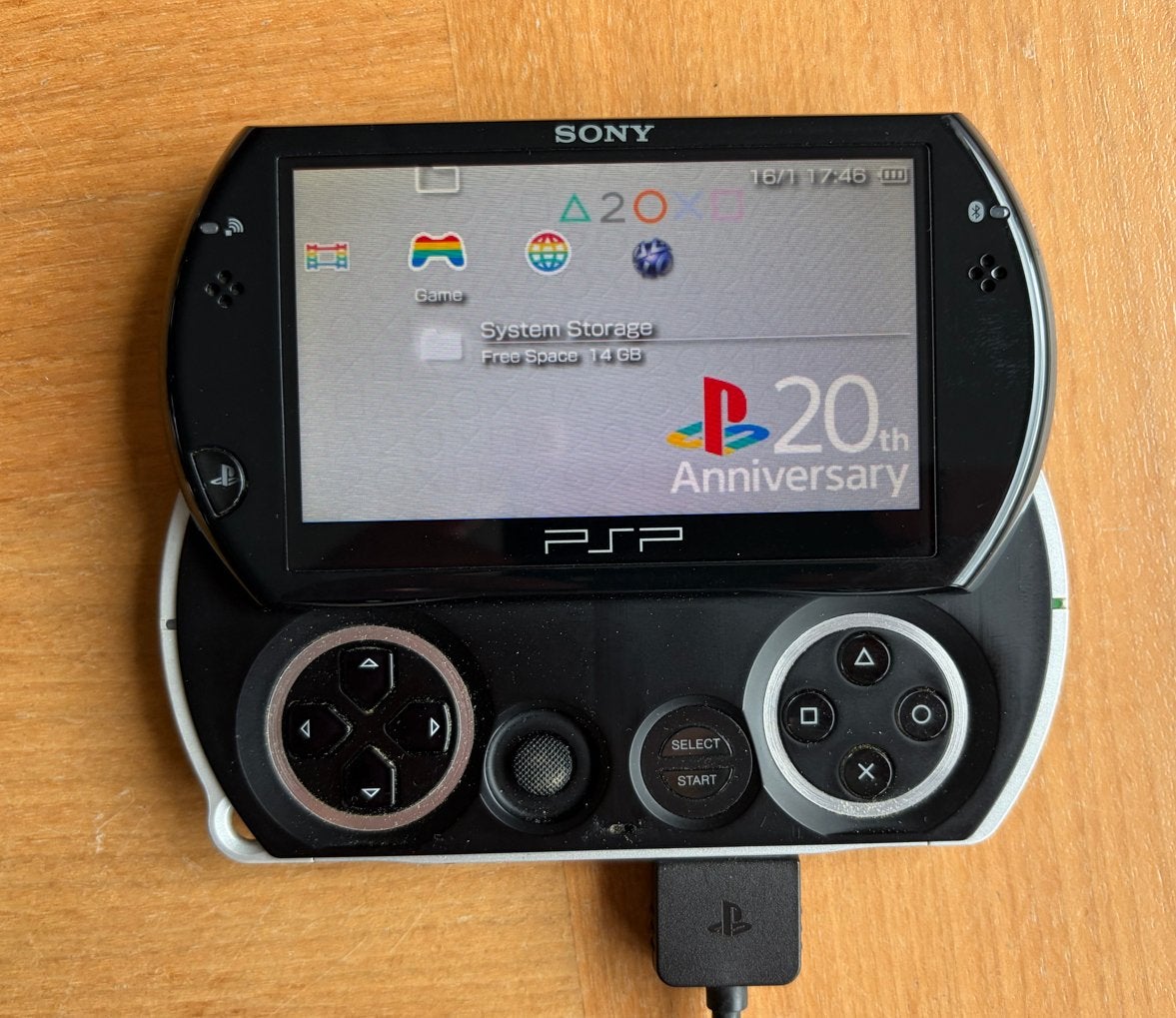 Sony PSP Go - Zwart - Inclusief oplader en component kabel, Spelcomputers en Games, Ophalen of Verzenden, Gebruikt, Zwart, PSP Go