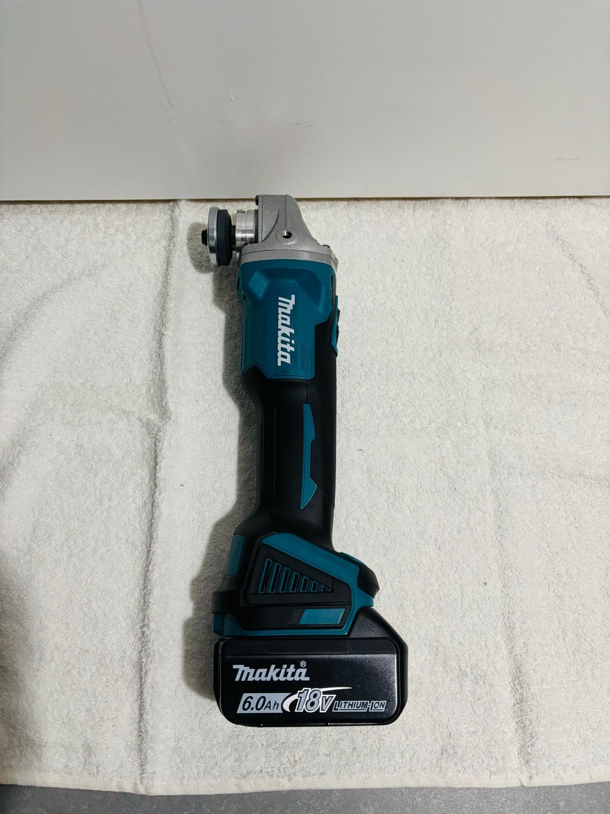 Makita haakse slijper met 2x 6,0Ah accu en lader, Ophalen of Verzenden, Nieuw, Haakse handslijpmachine