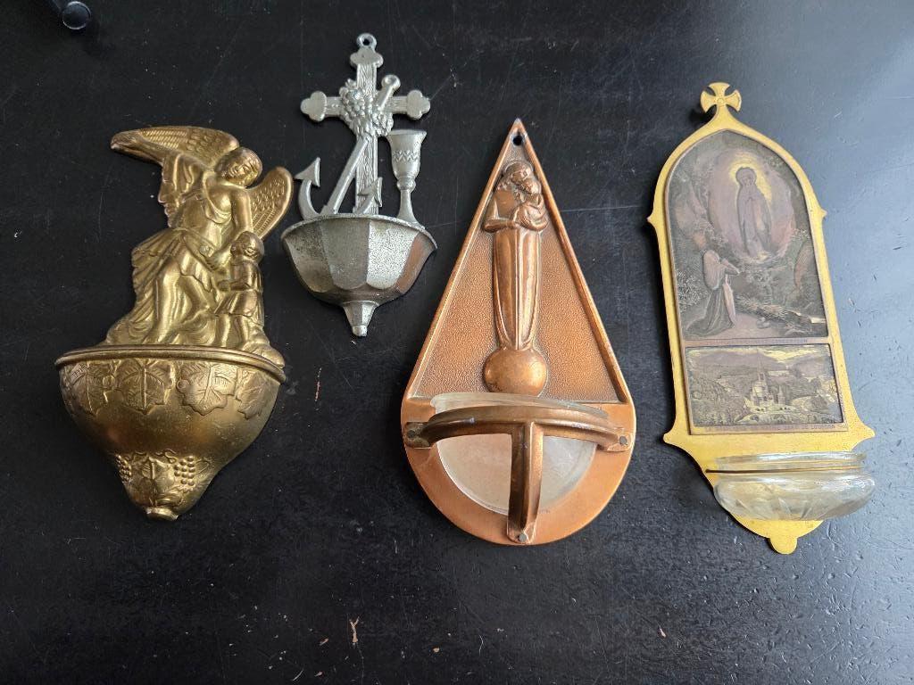 4 oude wijwaterbakjes, Ophalen