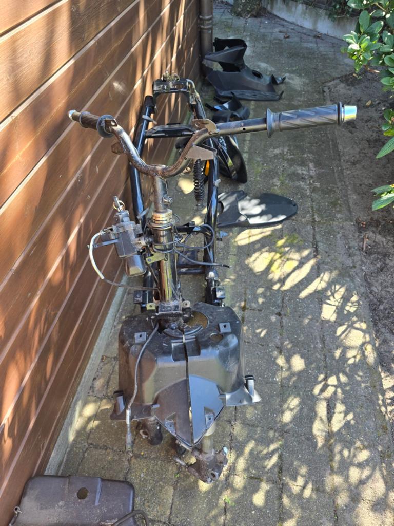 Peugeot speedfight 3 frame met geel kenteken en onderdelen, Fietsen en Brommers, Brommeronderdelen | Scooters, Ophalen of Verzenden