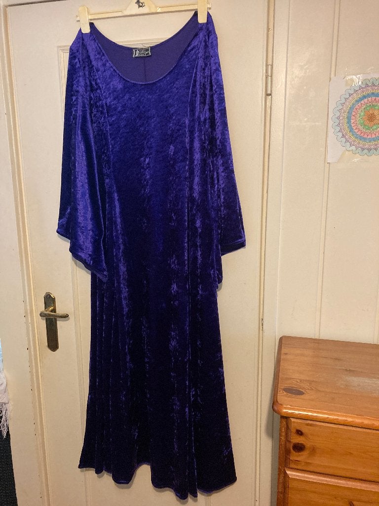 Lange rekbare paarse velours jurk Laughing Vampire, L / XL, Kleding | Dames, Verzenden, Paars, Maat 42/44 (L), Zo goed als nieuw
