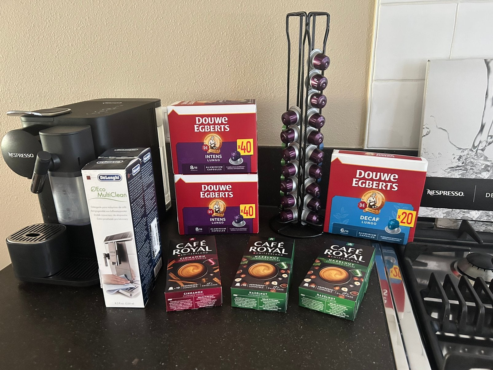 Nespresso De’Longhi Lattissima One+100+ capsules+accessoires, Witgoed en Apparatuur, Koffiezetapparaten, Gebruikt, Koffiepads en cups