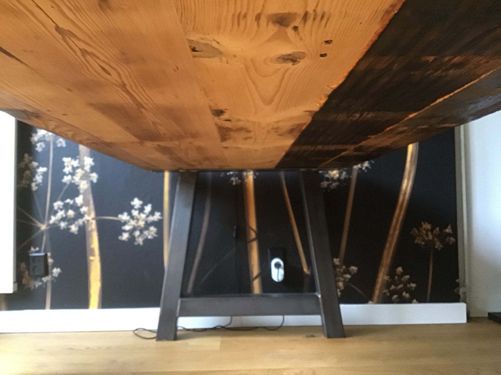 Robuuste eettafel van oud hout met metalen onderstel, Huis en Inrichting, Tafels | Eettafels, Ophalen, Gebruikt, 200 cm of meer