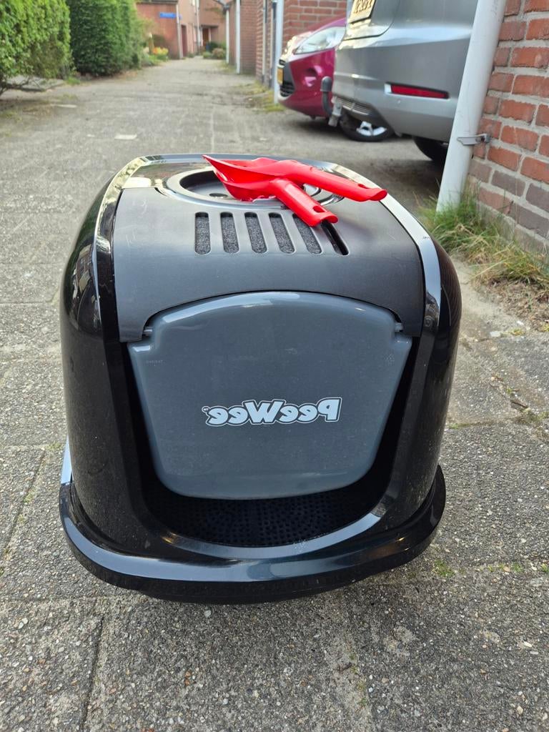 Peewee kattenbak, Ophalen