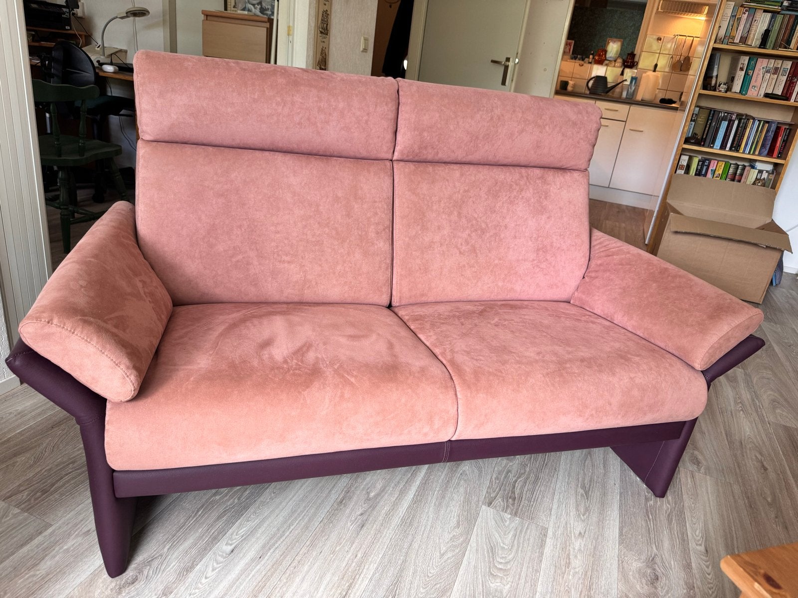 Prominente 2-zitsbank paars/roze leer en suède, Ophalen, 150 tot 200 cm, Tweepersoons, Zo goed als nieuw