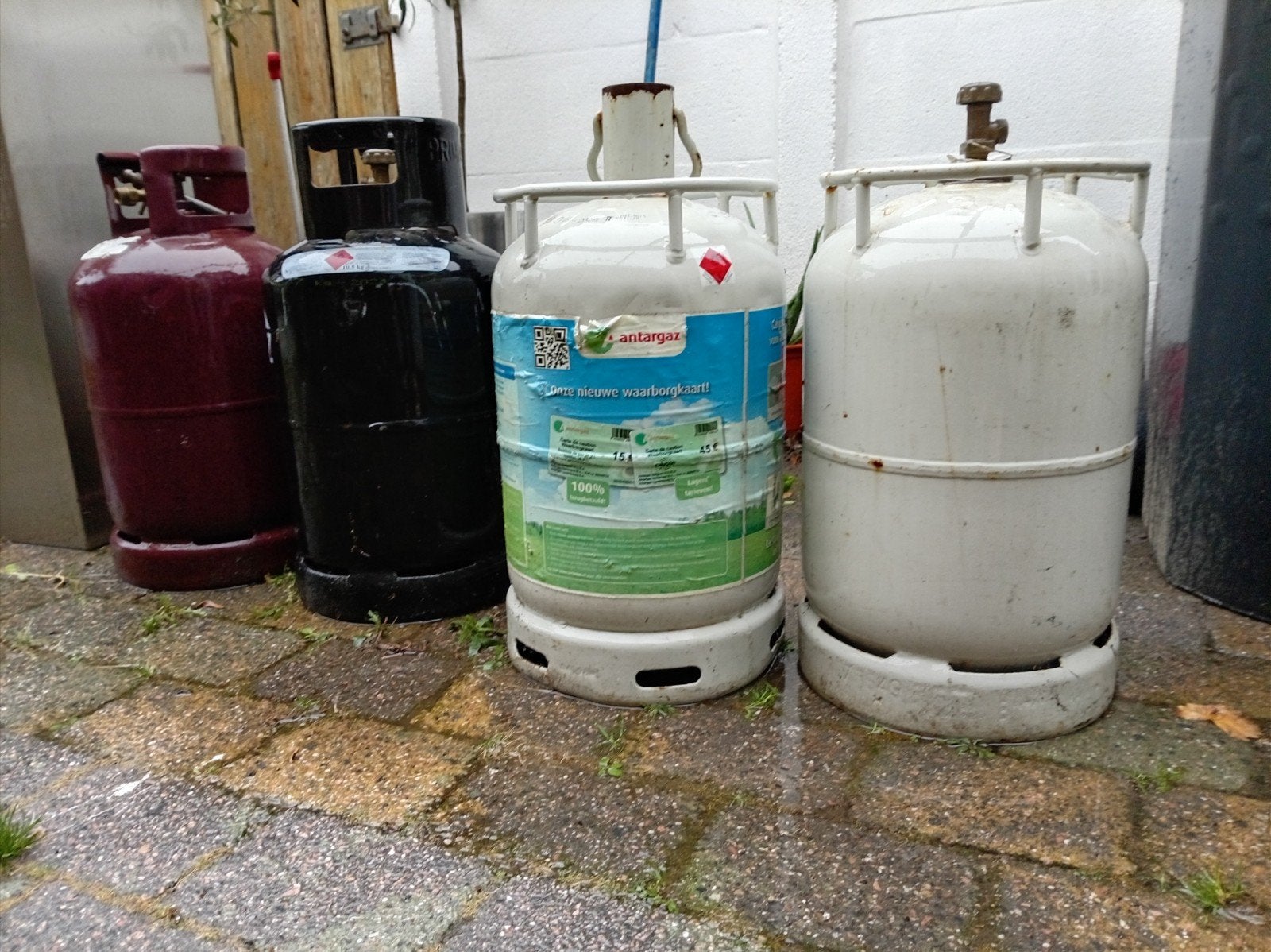 4 gasflessen met gas gasfles, Ophalen