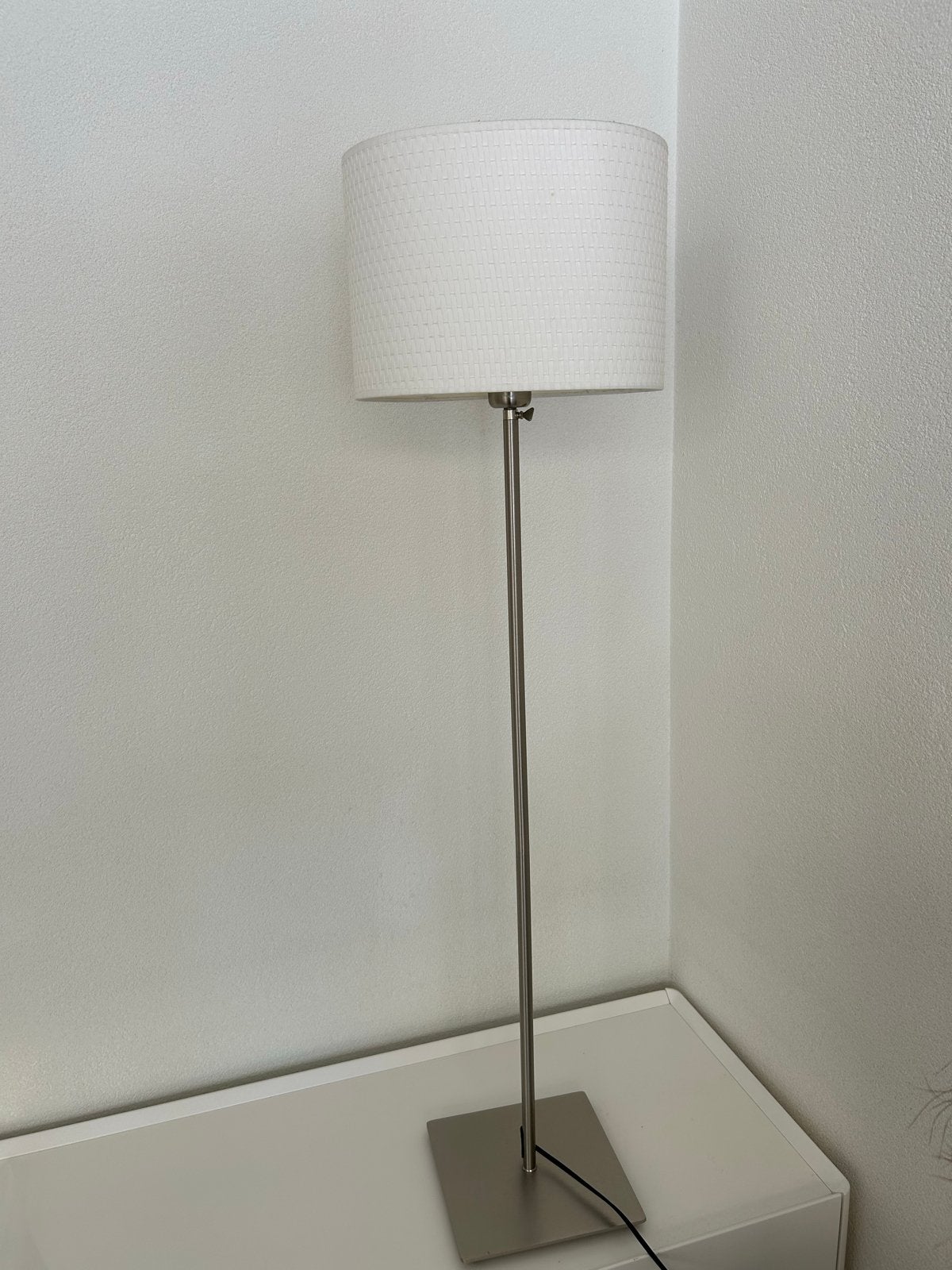 Ikea staande lamp met witte kap, Ophalen, E27 (groot), Zo goed als nieuw, Metaal