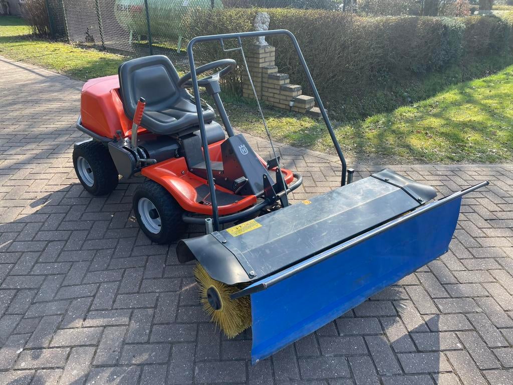 Husqvarna Rider met maaidek en veegborstel, Ophalen, Gebruikt, Mulchfunctie, 90 tot 120 cm