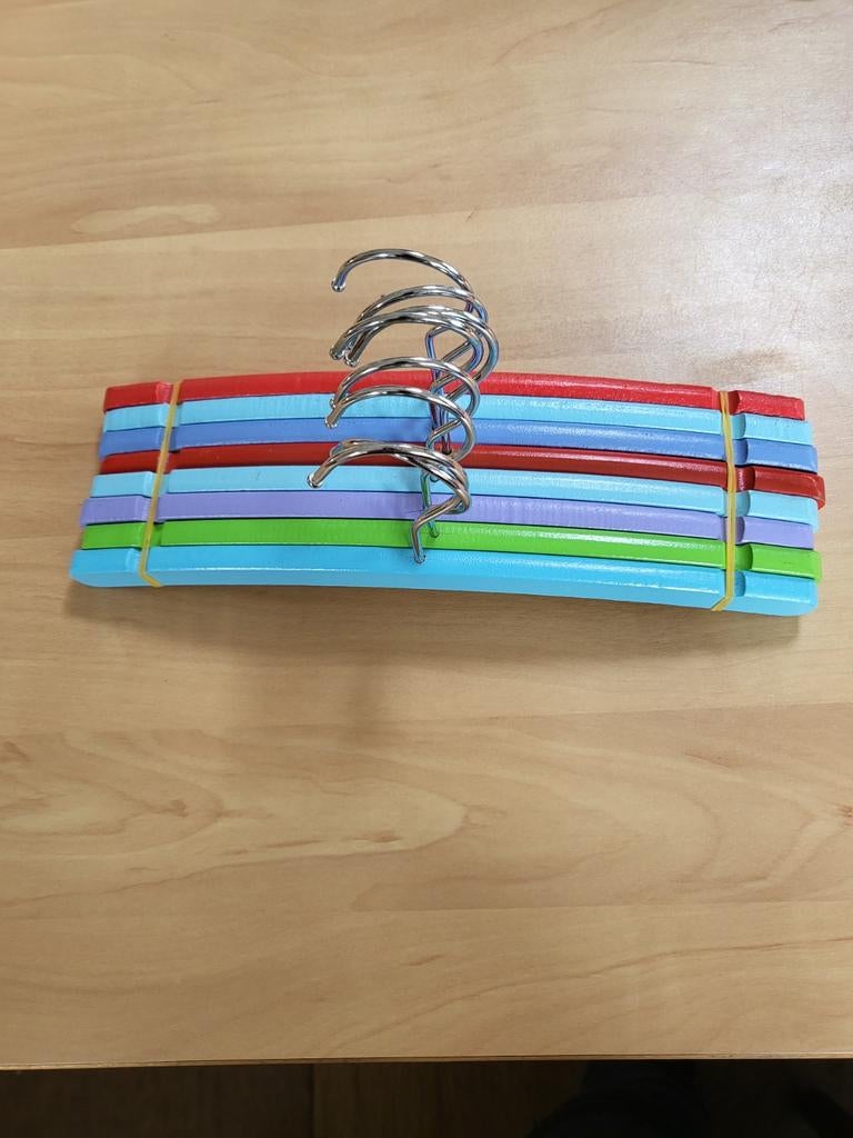 8 vrolijke houten kinderkapstokjes in diverse kleuren, Ophalen of Verzenden, Gebruikt