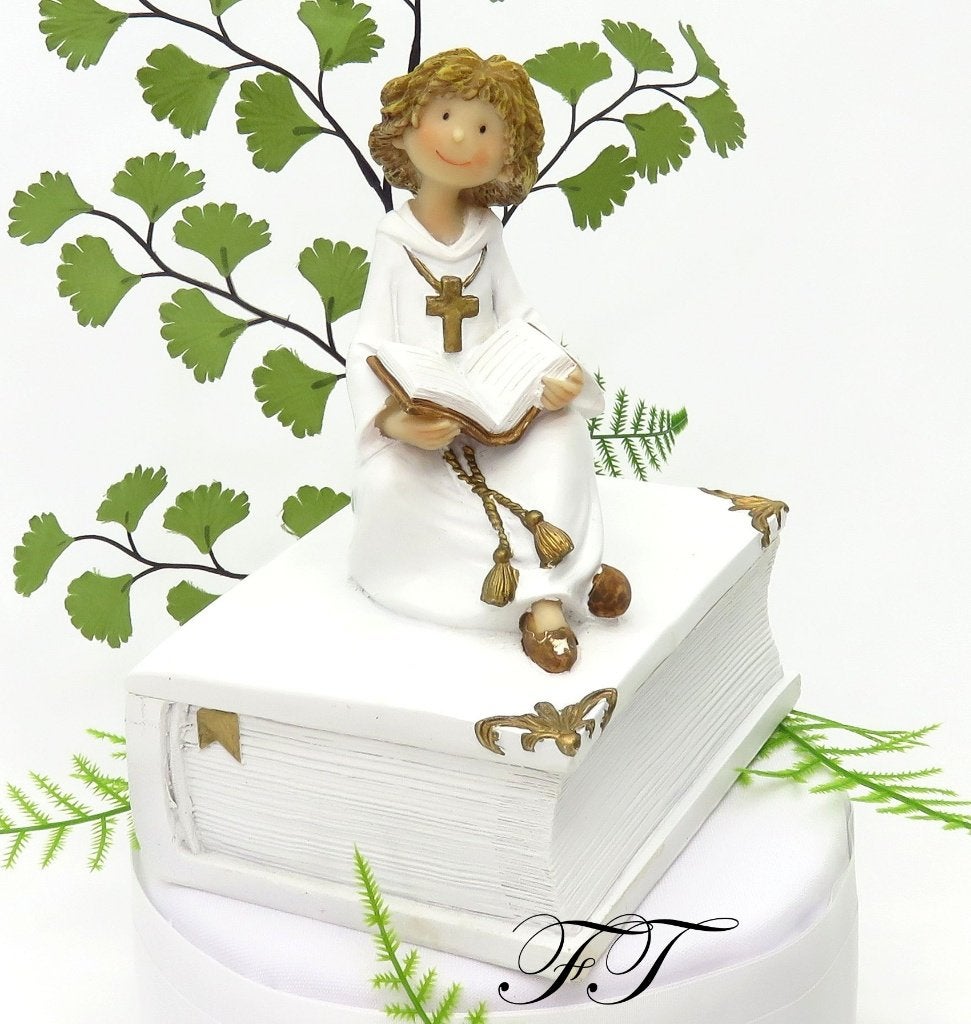 Mooie communie beeldje jongetje zit op een witte bijbel., Ophalen of Verzenden, Nieuw, Versiering, Overige