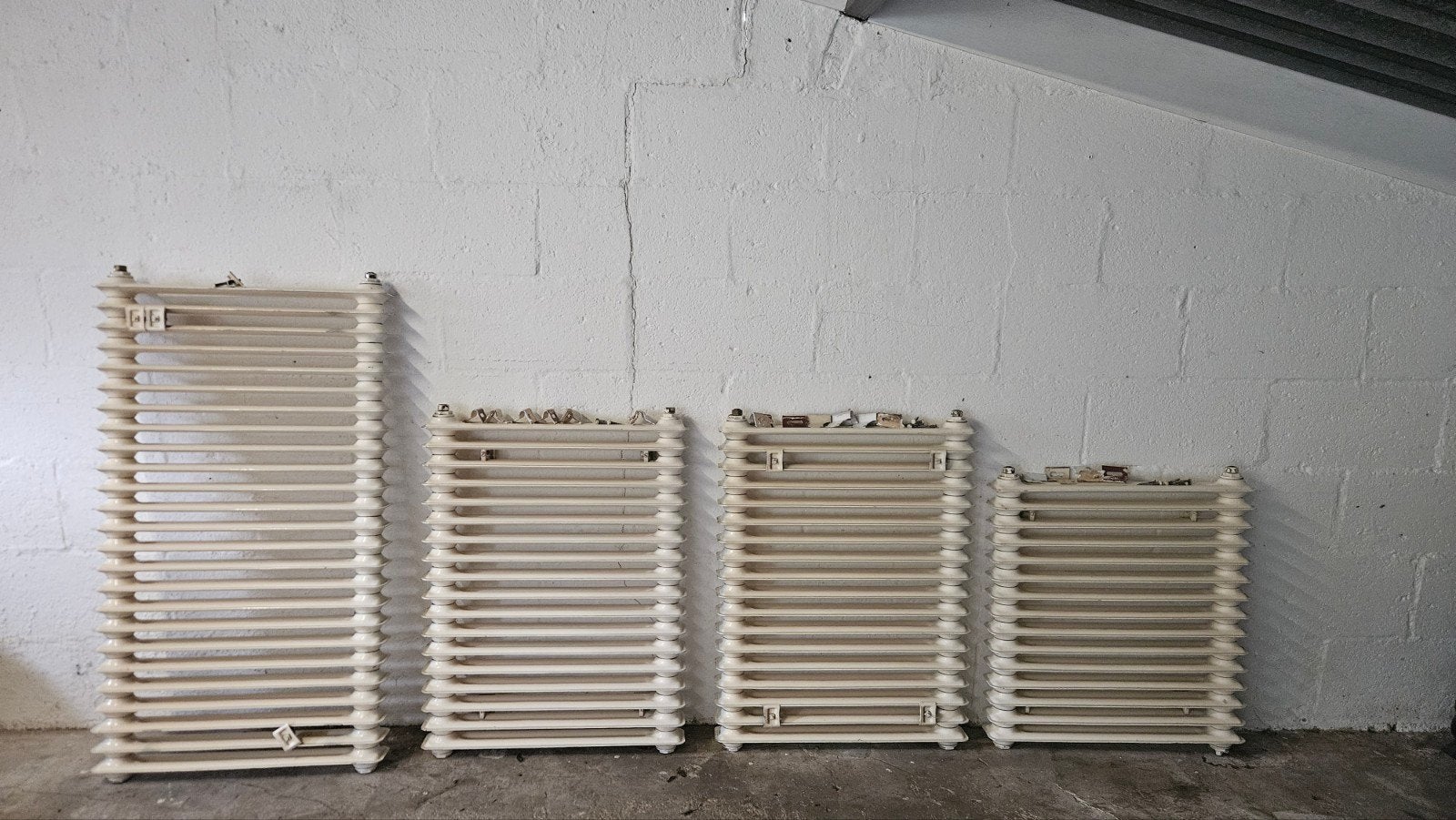 Diverse Gietijzeren Radiatoren (4 stuks), Doe-het-zelf en Verbouw, Verwarming en Radiatoren, Ophalen, Gebruikt, Radiator, 30 tot 80 cm