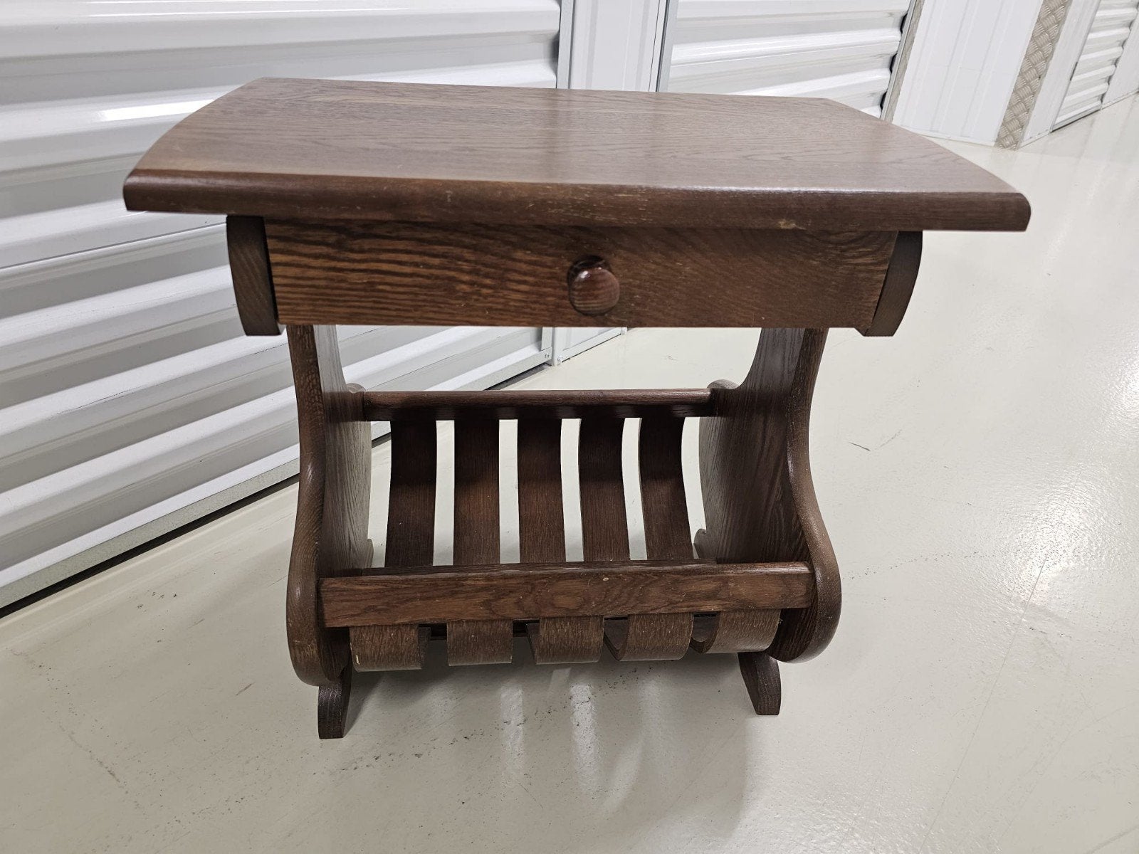 Vintage eiken bijzettafel met lade en tijdschriftenrek, Minder dan 55 cm, Vintage, Klassiek, Zo goed als nieuw, Rechthoekig