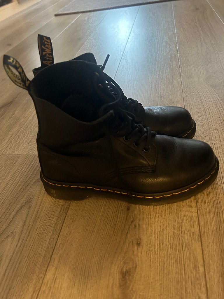 Te koop; Dr. Martens schoenen 2 paar, Zwart, Lage of Enkellaarzen, Ophalen of Verzenden, Dr. Martens