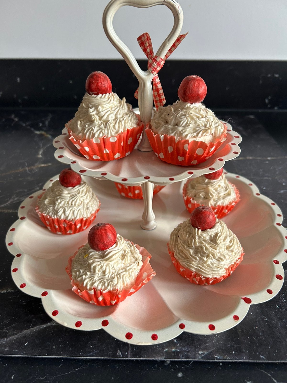 Leuke etagère van metaal met 7 decoratieve gebakjes, Ophalen of Verzenden, Zo goed als nieuw