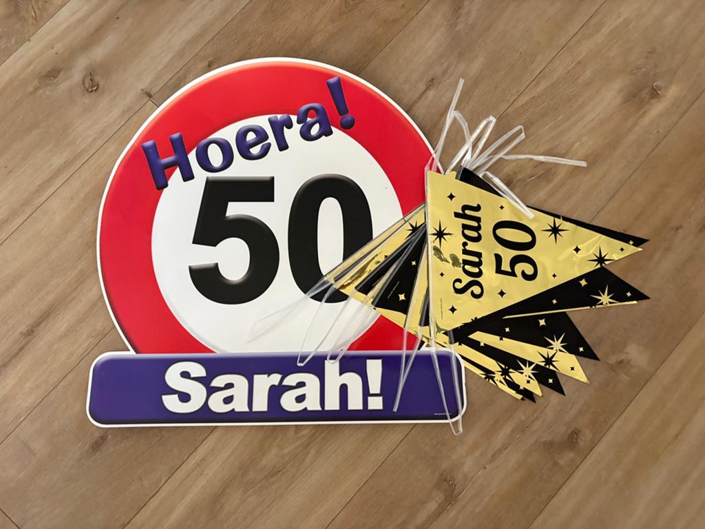 Sarah 50 (kartonbord + vlaggetjes), Hobby en Vrije tijd, Ophalen, Zo goed als nieuw, Feestartikel, Abraham of Sarah