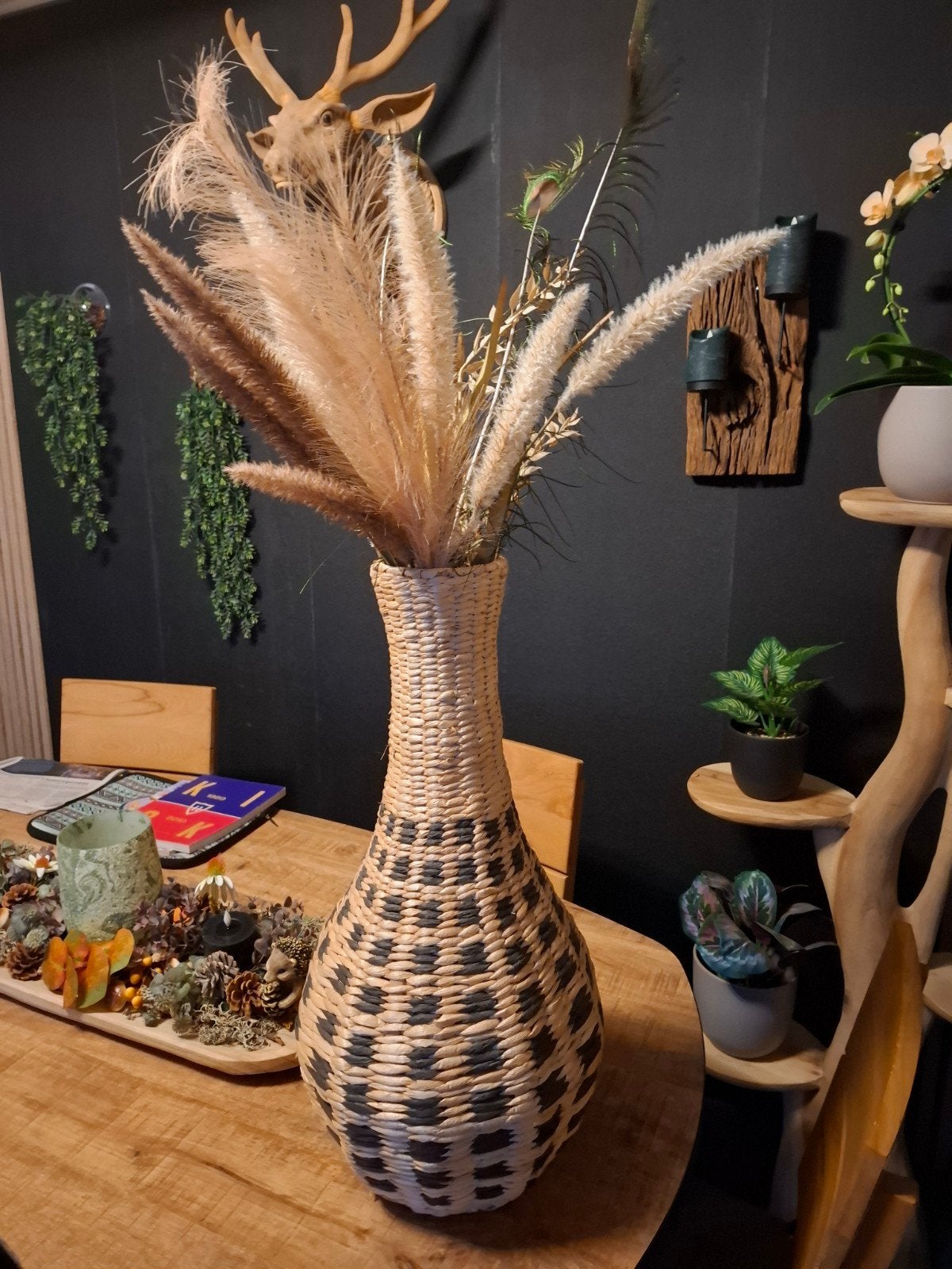 rotan vaas met bloemen., Ophalen, Zo goed als nieuw