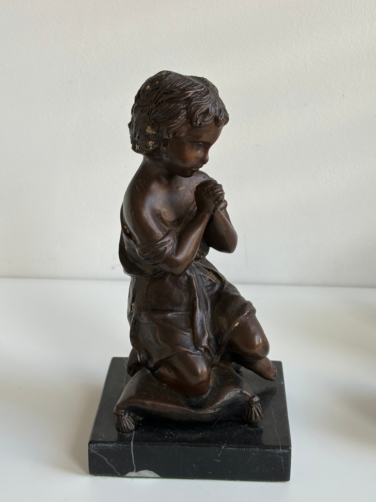 Bronzen beeldje biddend kind op marmeren sokkel Moreau, Antiek en Kunst, Overige onderwerpen, Minder dan 20 cm, Ophalen of Verzenden