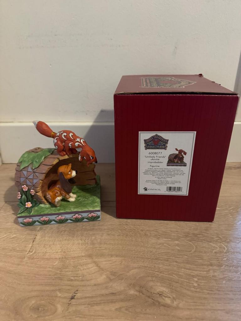 Jim Shore Disney Traditions Fox and Hound op boomstam 14cm, Verzamelen, Disney, Ophalen of Verzenden, Overige figuren, Zo goed als nieuw