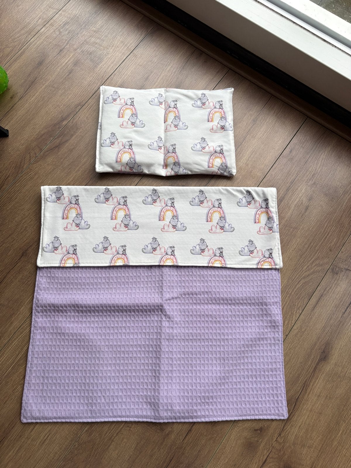 Handgemaakt poppenwieg dekentje lila wafelstof schaapjes, Ophalen of Verzenden, Nieuw