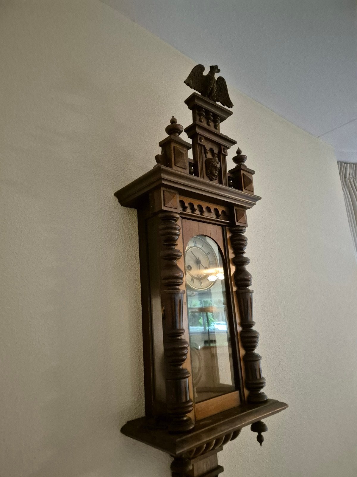 Antieke regulator klok met houtsnijwerk en adelaar, Ophalen