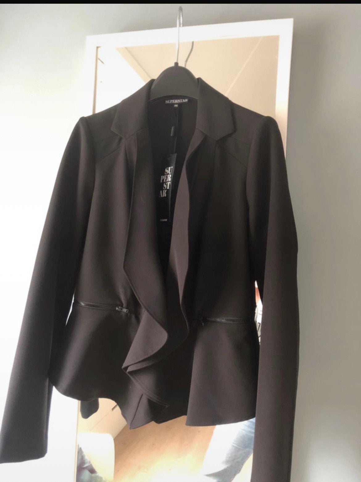 Stijlvolle zwarte blazer met ruffles, Kleding | Dames, Zwart, Nieuw, Ophalen of Verzenden, Jasje