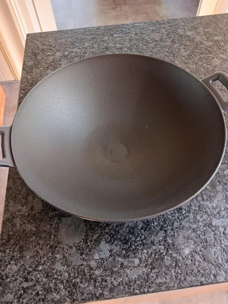 Inductie gietijzeren wokpan, Huis en Inrichting, Keuken | Potten en Pannen, Ophalen, Zo goed als nieuw, Wok, Gietijzer