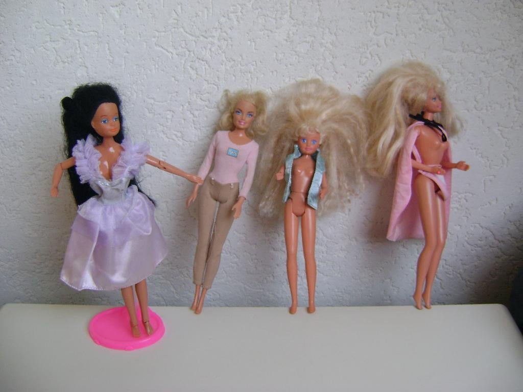 4 barbie,s met blauwe jas 1989 en paardshirt 1999 cape 1966, Kinderen en Baby's, Speelgoed | Poppen, Ophalen of Verzenden, Zo goed als nieuw