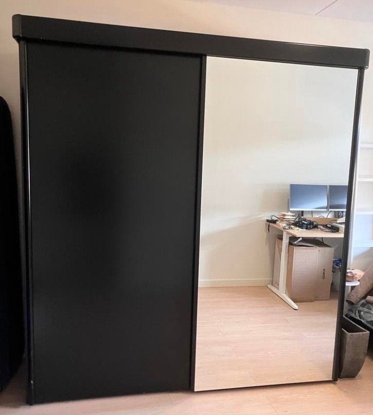 Zwarte kledingkast met spiegeldeur en veel opbergruimte, Huis en Inrichting, Kasten | Kledingkasten, Ophalen, Gebruikt, 200 cm of meer