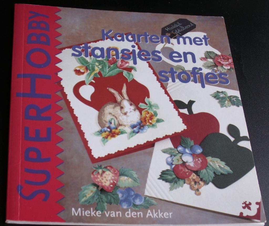 Super hobby boekje kaarten met stansjes en stofjes Akker, Ophalen of Verzenden, Zo goed als nieuw, Overige onderwerpen