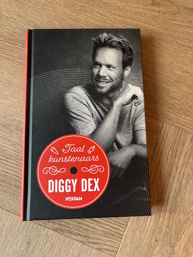 Diggy Dex Taal kunstenaars, Boeken, Ophalen of Verzenden, Zo goed als nieuw, Artiest