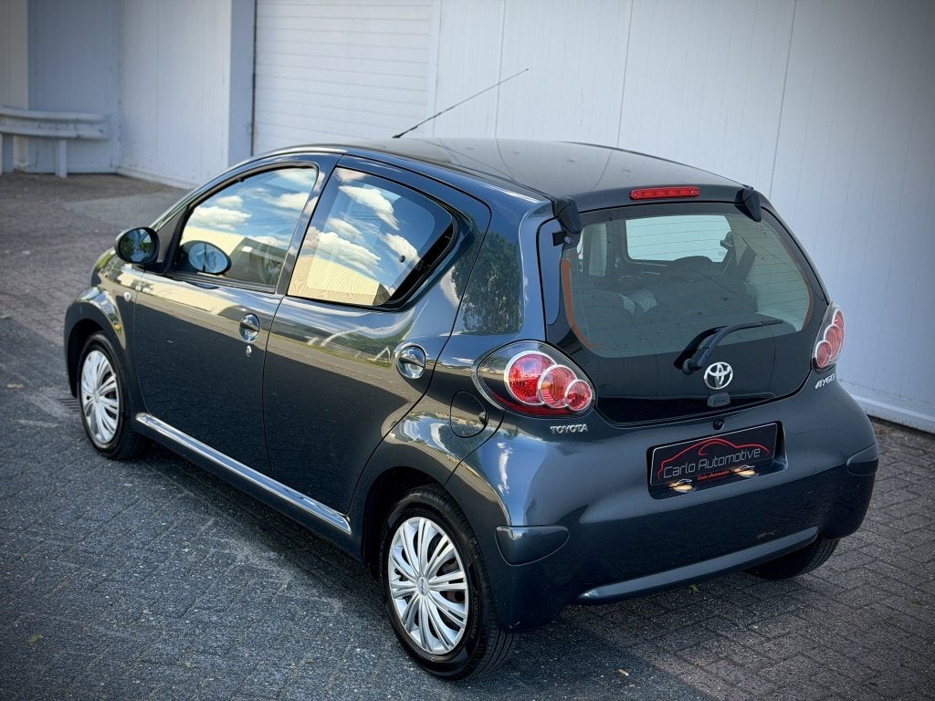 Toyota Aygo 1.0 VVT-i Aspiration AUTOMAAT|AIRCO|NAVI|BLUETOO, Euro 5, Gebruikt, Elektrische ramen, 4 stoelen