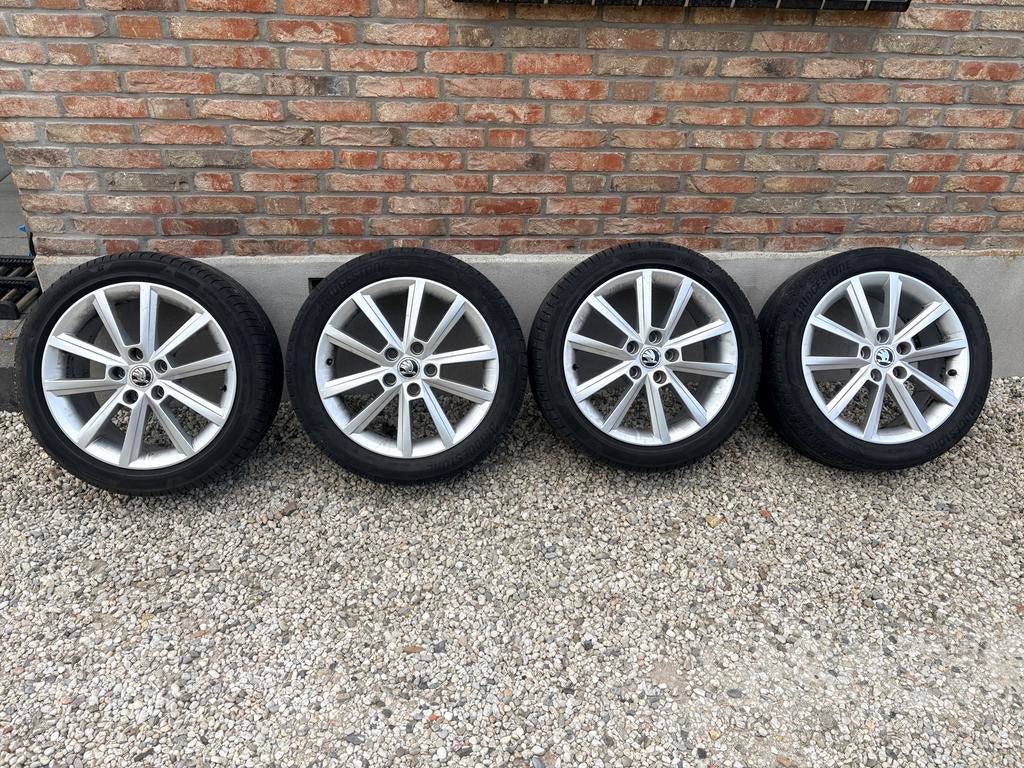 Skoda 17 inch velgen met Bridgestone zomerbanden 5x112, Ophalen, Gebruikt, Banden en Velgen, 17 inch