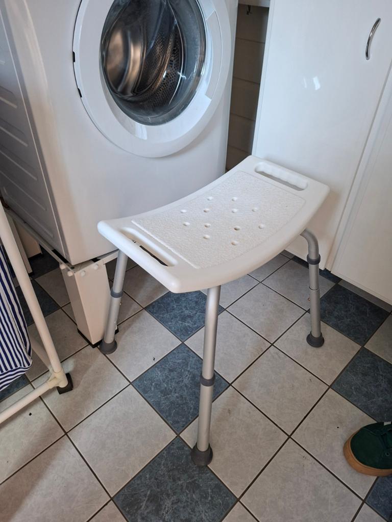 Douchestoel / Badkruk - Verstelbaar en Antislip, Ophalen, Wit, Modern, Functioneel, Zo goed als nieuw