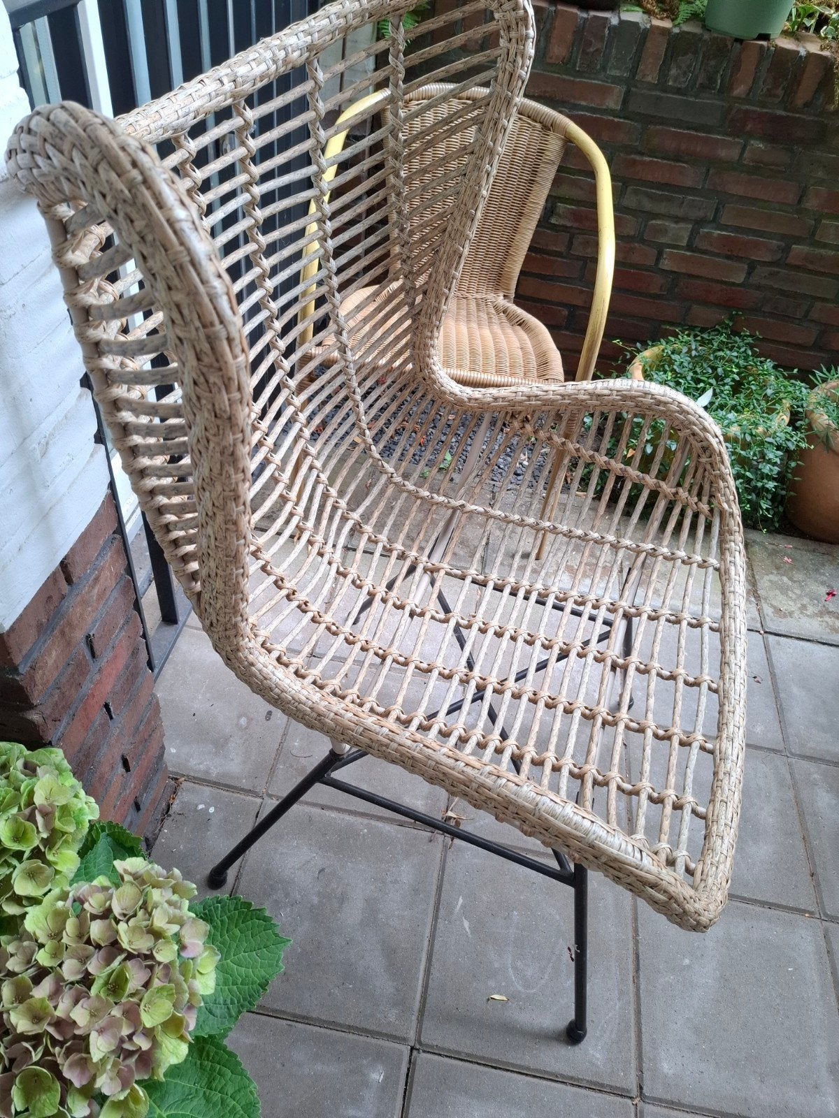 tuinstoelen, 2, rotan met zwart metalen poten, Ophalen, Zo goed als nieuw, Rotan