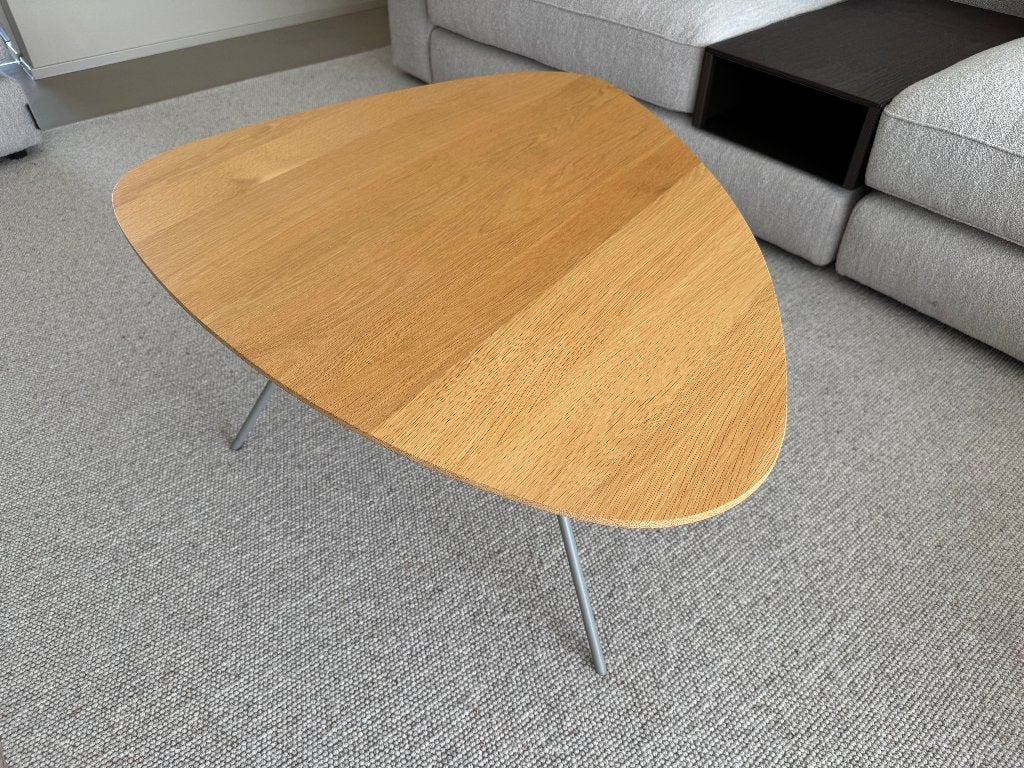Leolux Liliom salontafel (eiken, 3-hoek, 45cm hoog), Ophalen, 100 tot 150 cm, Eikenhout, 50 tot 100 cm