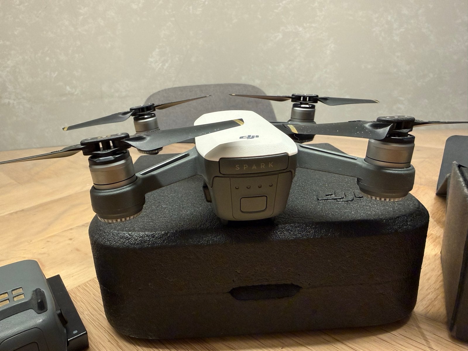 DJI Spark drone met extra accu's en afstandsbediening, Cameradrone, Extra accu('s), 15 tot 30 minuten, Zo goed als nieuw
