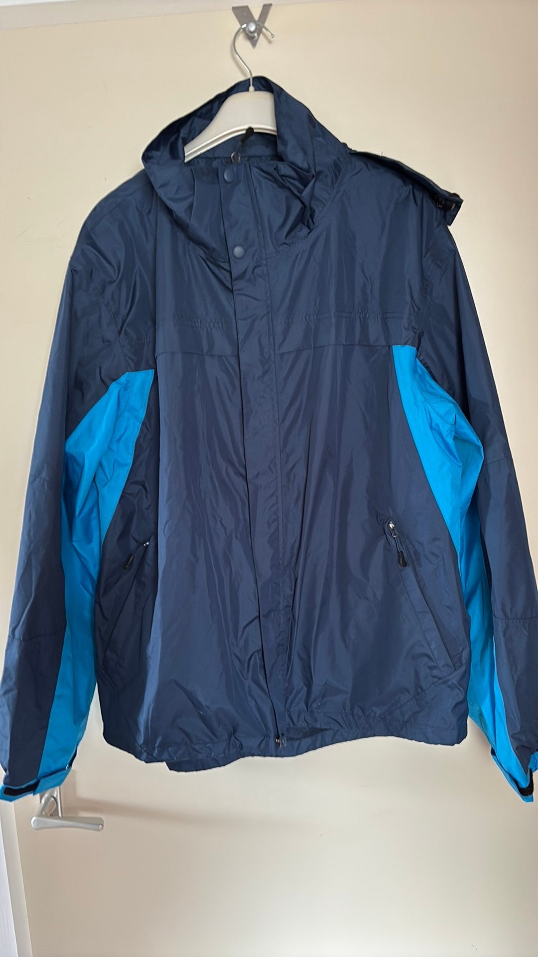 Heren jas Donkerblauw met fel blauwe accenten mt XL, Ophalen of Verzenden, Zo goed als nieuw, Maat 56/58 (XL), Blauw