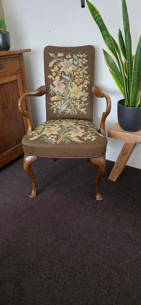Antieke fauteuil met geborduurde bekleding, Ophalen