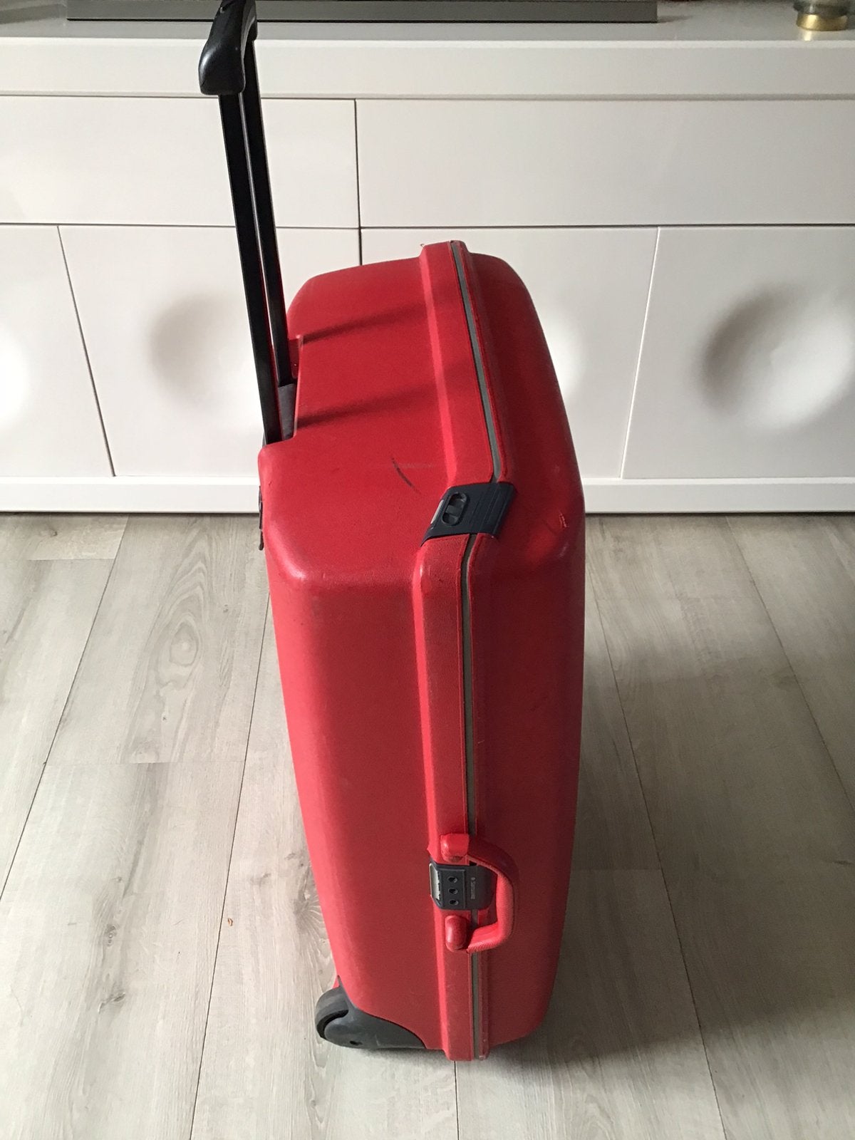 Grote rode Samsonite koffer met uitschuifbare handgreep, Gebruikt, Hard kunststof, Grote rode Samsonite koffer met uitschuifbare handgreep