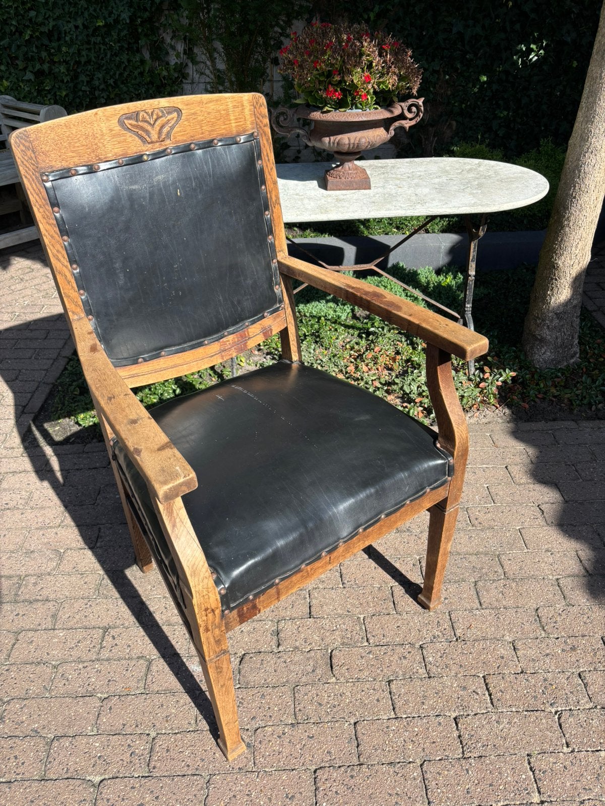 Arts-and-Crafts eiken armstoel met zwart leer, Ophalen