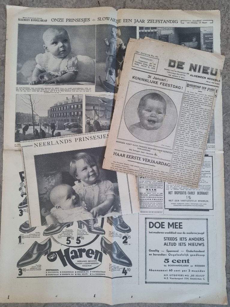 Prinsesjes Beatrix en Irene op de foto (1939 en 1940), Ophalen of Verzenden, Gebruikt, Kaart, Foto of Prent
